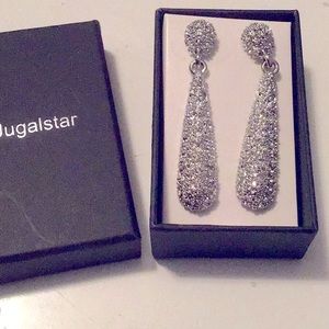 🌸 Pair of silver plated earrings new in box